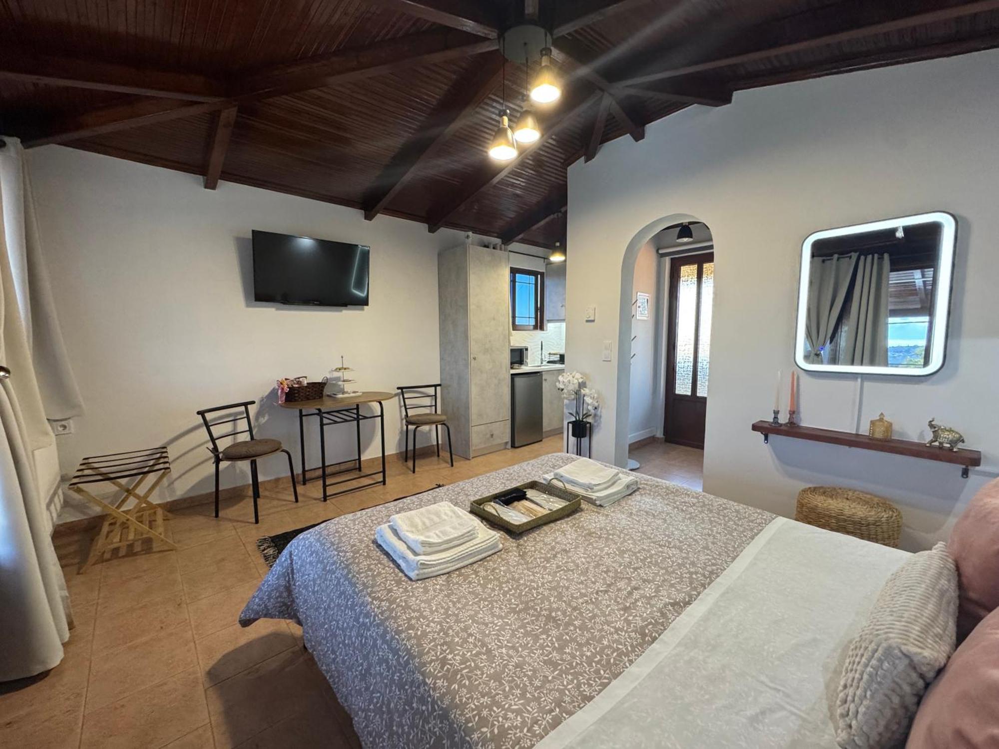 Taki'S Attic Apartment Agios Ilias  Exterior photo